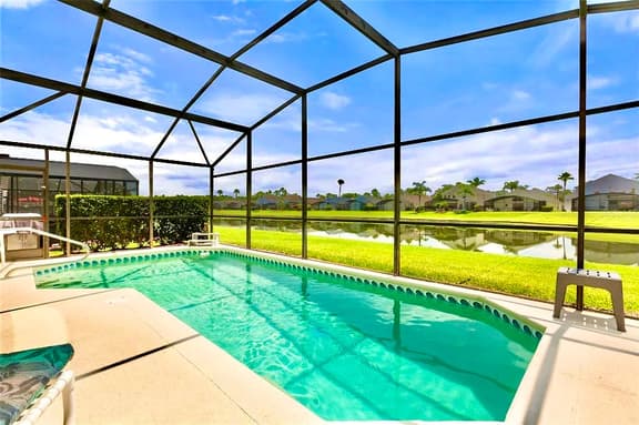 Ref 04. Lake Berkley. Superb Villa  lake view and own pool.